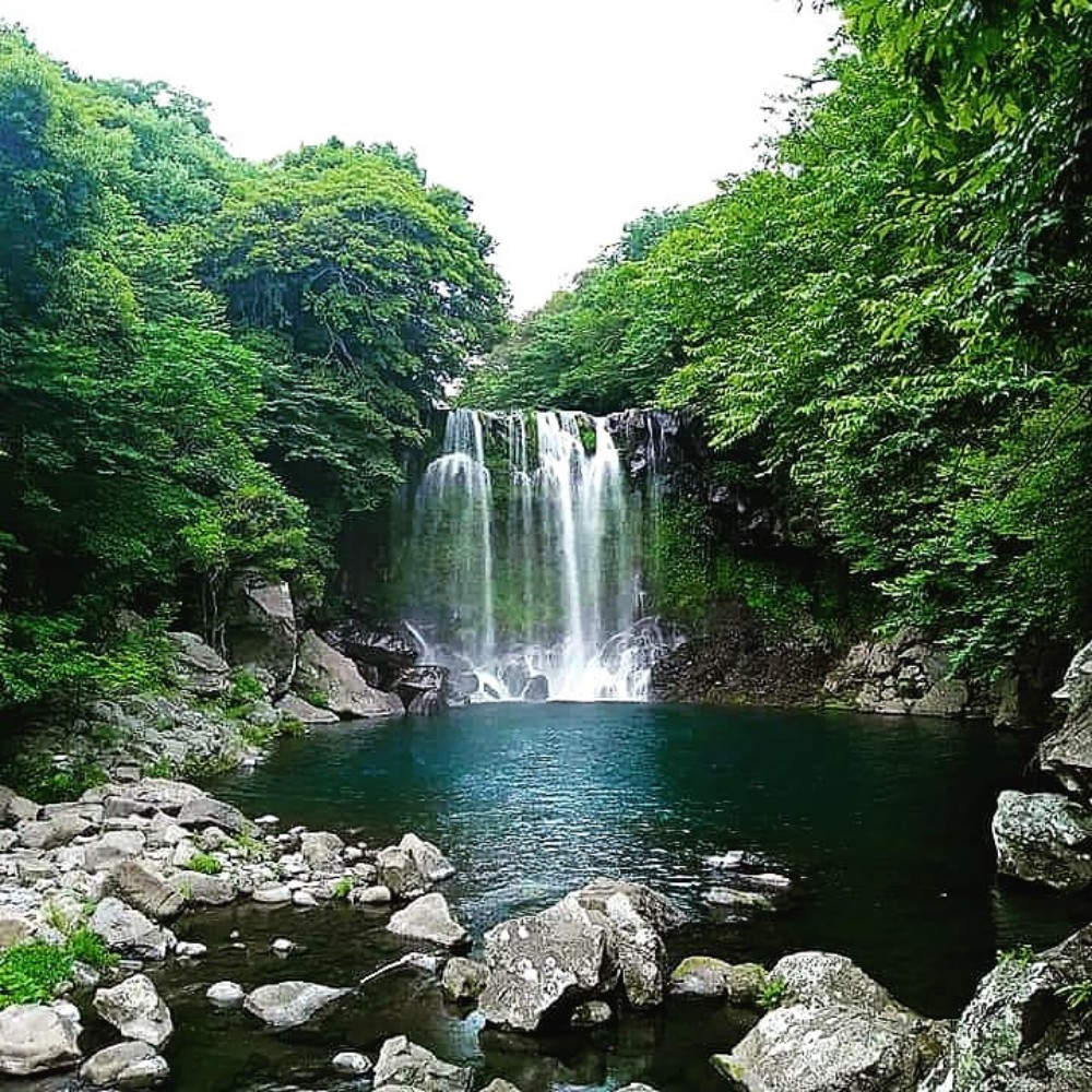 Tempat wisata di jeju. pulau jeju korea Cheonjeyeon Waterfall