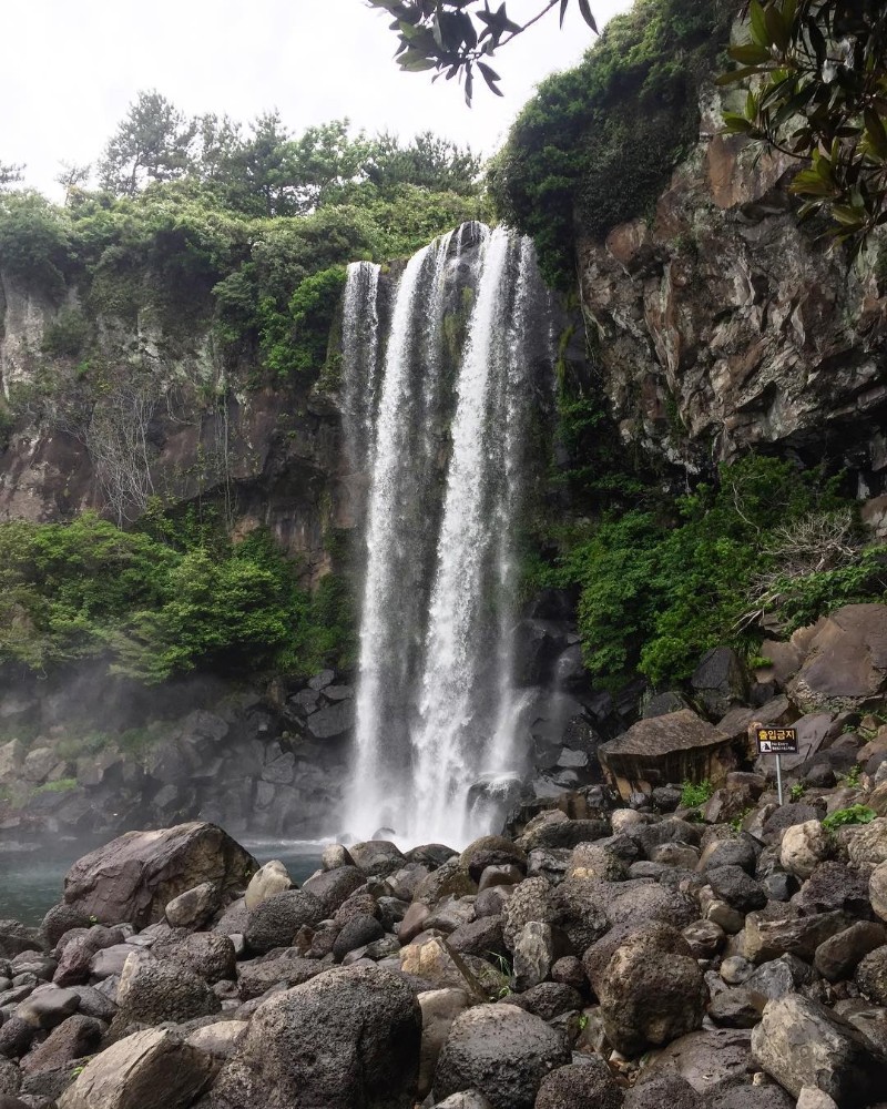 Tempat wisata di jeju. pulau jeju korea Jeongbang Falls