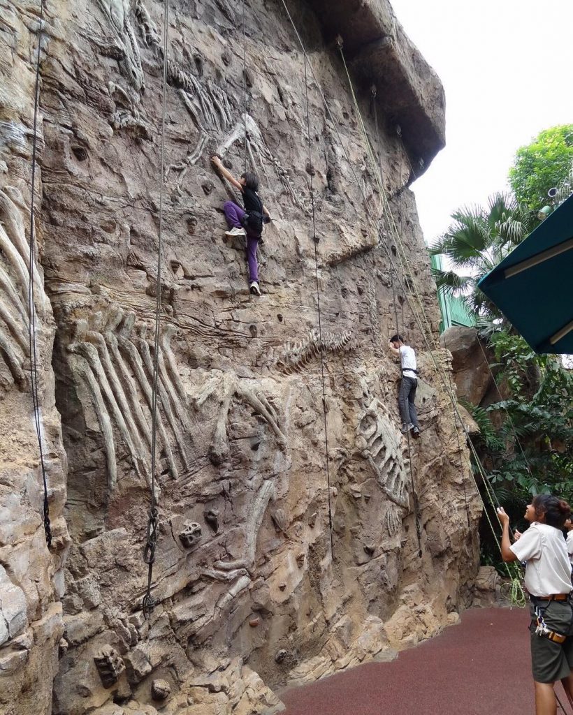 Wahana universal studios Singapore lengkap amber rock climb